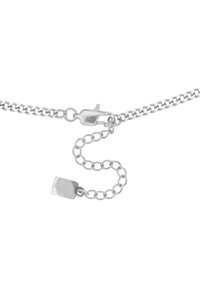 Collana in metallo argento con chiusura a moschettone, dotata di lunghezza regolabile e un ciondolo a forma di etichetta rettangolare attaccato da un anello.