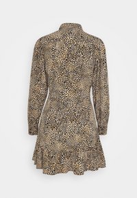 Leopardmönstrad klänning med kragnehals, långa ärmar och utsvängd nederkant. Tillverkad i lätt tyg, med en figurnära midja och rynkad detalj.