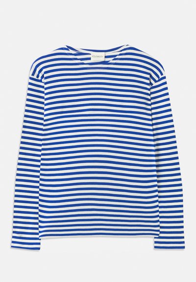 Hosszú ujjú ing kék és fehér vízszintes csíkokkal, kerek nyakkal és "CLOSED" címkével a galléron, fehér háttéren lefektetve.