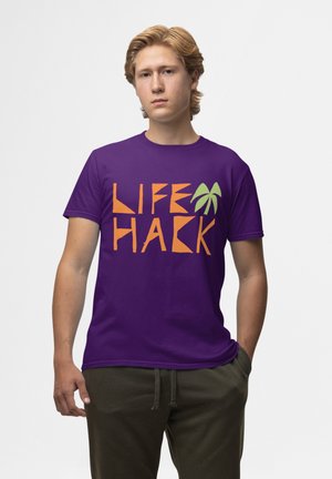 Lila Baumwoll-T-Shirt mit den Worten "LIFE HACK" in Orange und einem grünen Palmenblatt-Graphic. Kurze Ärmel und normale Passform.