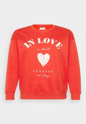 Červená mikina vyrobená z jemného materiálu s kulatým výstřihem, dlouhými rukávy a bílým potiskem textu a srdíčka na přední straně.