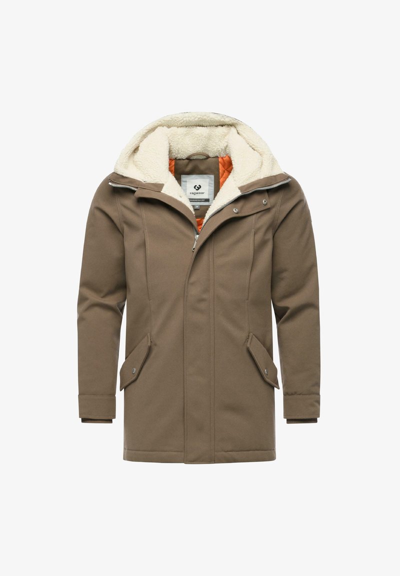 Bruine jas met een pluizige crèmekleurige fleece-gevoerde capuchon, ritssluiting en twee voorzakken met drukknoopsluitingen. De binnenvoering is oranje.