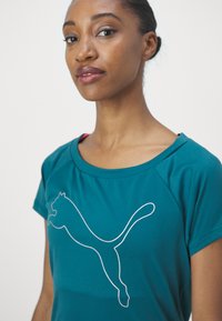 Puma TRAIN FAVORITE CAT TEE - Spordi T-särk - cold green