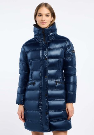 Marineblauwe pufferjas met een hoge kraag, glanzende textuur, verticale stiknaad, ritszakken en knoopsluitingen voor extra detail.