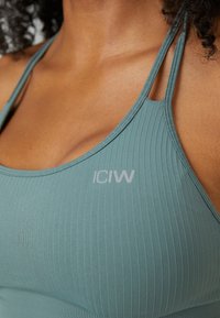 ICANIWILL DEFINE SEAMLESS BRA - Neliela atbalsta sporta krūšturis - racing green