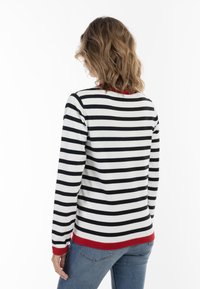 Maglione a righe in bianco e nero con colletto e orlo rossi, caratterizzato da una vestibilità comoda e maniche lunghe, mostrato da dietro.
