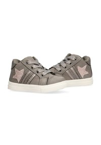 Zapatillas de lona grises con un acabado texturizado, que presentan acentos de estrellas brillantes en color rosa y cordones metálicos. Suela de goma blanca con detalles a rayas.