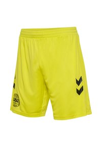 Gula sportshorts i lättviktig tyg, med svarta chevronränder på sidorna och en cirkulär logotyp på framsidan.