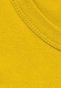 Gelbes Strickgewebe mit glatter Textur und rundem Ausschnitt, das gerippte Kanten entlang des Kragens aufweist.