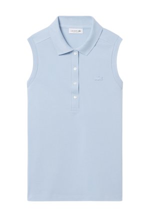 Lichtblauw mouwloos poloshirt met een kraag, vier witte knopen en een klein geborduurd krokodillenlogo op de borst.