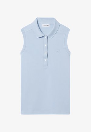 Lichtblauw mouwloos poloshirt met een kraag, vier witte knopen en een klein geborduurd krokodillenlogo op de borst.