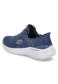 Granatowe buty sportowe z oddychającą siateczką, białą wyściółką oraz teksturowanym tyłem. Posiadają logo oraz detal "ULTRA LIGHT".