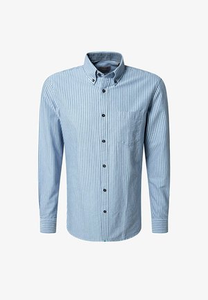 Chemise à manches longues bleu clair avec de fines rayures blanches, col boutonné, boutons noirs, poche poitrine unique et poignets boutonnés.