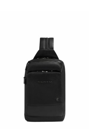 Schwarzer Leder-Rucksack mit elegantem Design, ausgestattet mit einem Reißverschluss-Hauptfach, einer Fronttasche und verstärkten Schulterriemen für Langlebigkeit.