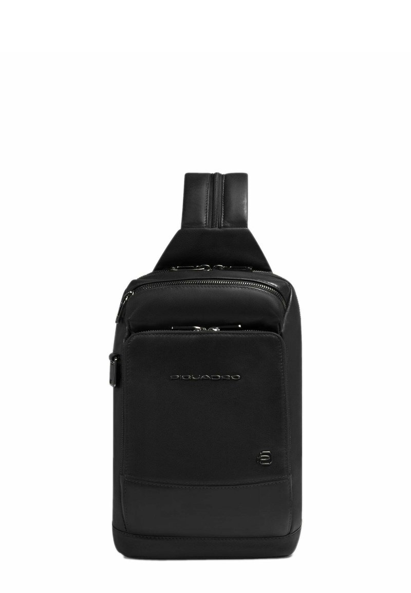 Zaino in pelle nera con design elegante, dotato di un compartimento principale con zip, tasca frontale e spallacci rinforzati per una maggiore durata.