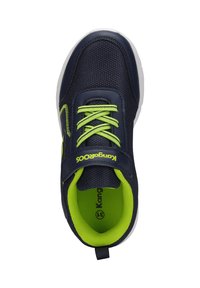 Marineblaue Sportschuh mit texturiertem Obermaterial, limettengrünen Akzenten, weißer Sohle, Schnürverschluss und herausnehmbarer Innensohle.