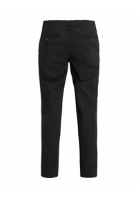 Črne moške hlače, prikazane od zadaj z dvema zapetima zadnjima žepoma in ravnim krojem nogavic.