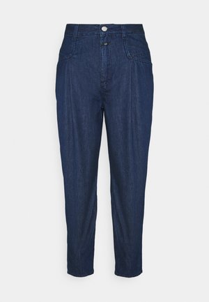 Jean en denim bleu foncé taille haute avec une fermeture à boutons et à glissière, des poches avant et des jambes droites effilées.