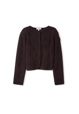 Bruine cropped jas van textuurstof met lange mouwen, voorzien van een ronde halslijn en een voorknoopsluiting, versierd met verspreide pluisaccenten.