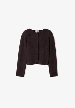 Chaqueta corta marrón de tejido texturizado con mangas largas, presenta un escote redondo y una abertura frontal, adornada con acentos de pelusa dispersos.