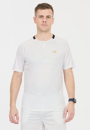 Vit atletisk skjorta med korta ärmar, med en svart krage och en gul "FZ"-logotyp på bröstet. Tillverkad av ett glatt, ventilerande material.