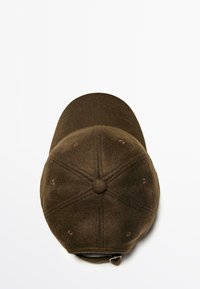 Brun uldhat med rund krone, syede paneler, dekorative øjer og en justerbar rem bagpå.