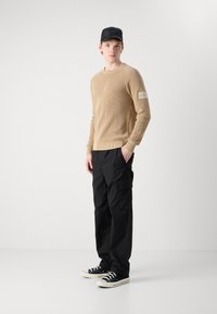 Calvin Klein Jeans BADGE EASY SWEATER - Trui - travertine