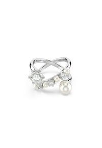 Anillo de plata con un diseño entrelazado, adornado con múltiples pequeñas perlas blancas y piedras preciosas transparentes, que realzan un diamante central de mayor tamaño.