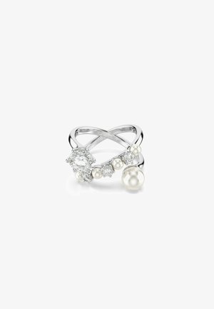 Anillo de plata con un diseño entrelazado, adornado con múltiples pequeñas perlas blancas y piedras preciosas transparentes, que realzan un diamante central de mayor tamaño.