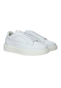 Witte leren sneakers met een gestructureerde afwerking, ronde neus, platte witte veters en een dikke witte rubberen zool. Heeft subtiele details in de zijpanelen.