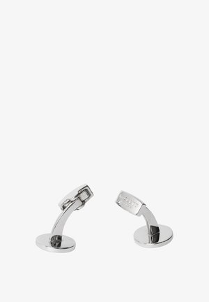 Coppia di gemelli in metallo color argento con schiena curva, uno con incisione "Hackett London" sul lato rettangolare.