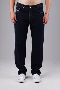 Dunkelblaue Jeans im Straight-Leg-Design, Fünf-Taschen-Stil und mit metallischen Akzenten. Weiße Sneakers runden das Outfit ab.