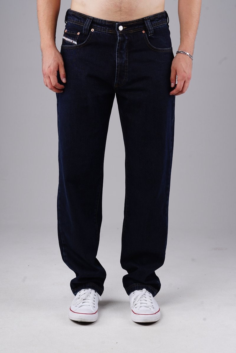 Dunkelblaue Jeans im Straight-Leg-Design, Fünf-Taschen-Stil und mit metallischen Akzenten. Weiße Sneakers runden das Outfit ab.