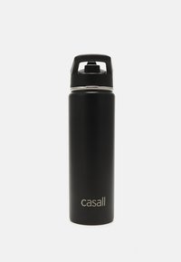 Bouteille d'eau en acier inoxydable noir avec un accent argenté autour du haut, dotée d'un couvercle à vis et d'une poignée intégrée. Logo de la marque visible.