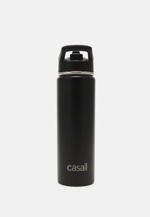 Crna inox boca za vodu s nešto srebrnog naglaska oko vrha, koja ima navojni poklopac i integriranu ručku za nošenje. Vidljiv brend logo.