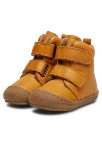 Botas de cuero amarillas para niños pequeños, con dos anchas correas de Velcro, forro suave, puntera redonda y suela de goma texturizada. Diseño resistente y flexible.