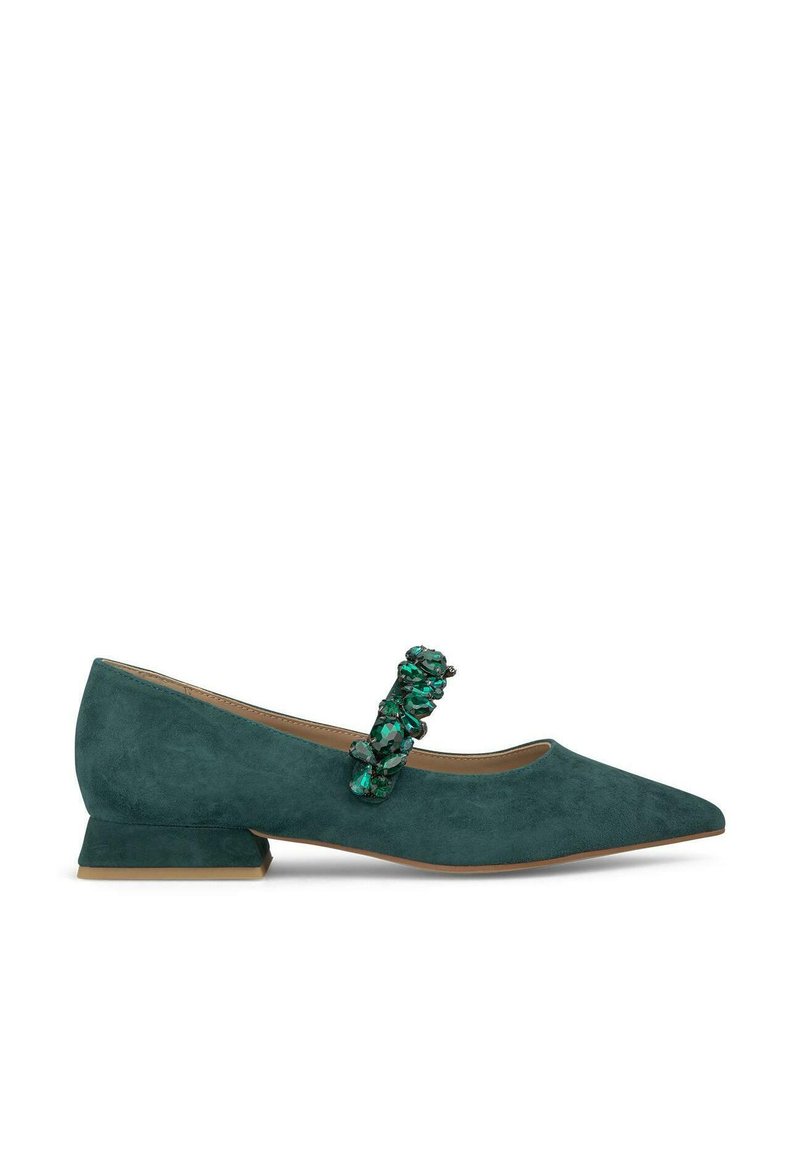 Scarpa piatta in suede color verde acqua con punta affusolata, dotata di una decorative fascia in pietra verde e un piccolo tacco a blocco.
