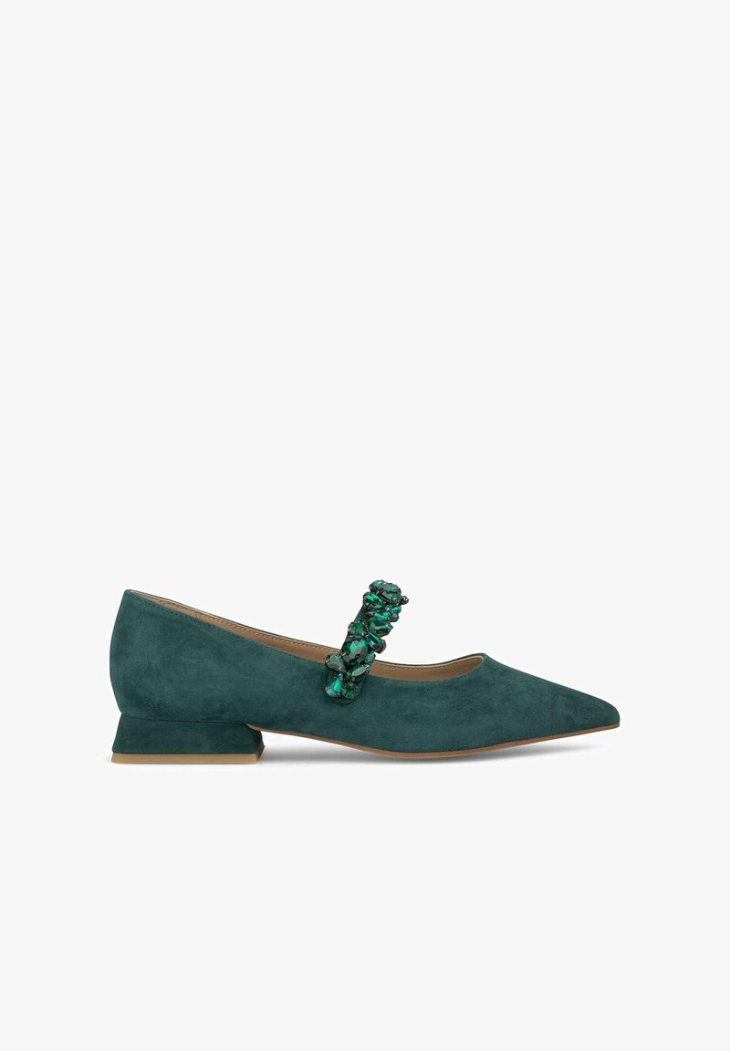 Scarpa piatta in suede color verde acqua con punta affusolata, dotata di una decorative fascia in pietra verde e un piccolo tacco a blocco.