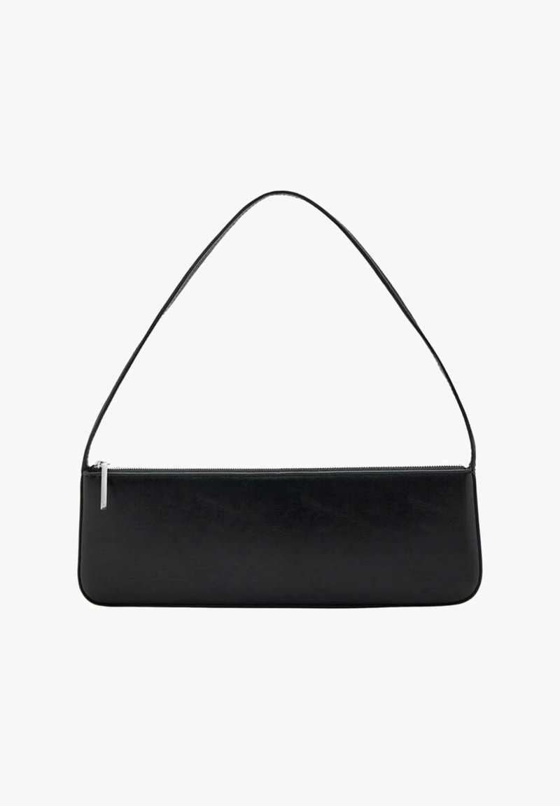 Sac d'épaule rectangulaire noir avec une bandoulière unique et une fermeture éclair argentée le long du bord supérieur, sur fond blanc.