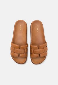Sandali a scorrimento in pelle marrone con un design a doppia fascia, caratterizzati da una texture intrecciata e dettagli cuciti. Logo stampato sulle sole interne.