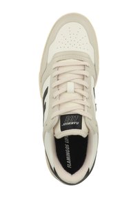 Scarpe sportive beige in pelle con punta perforata, lacci piatti e accenti neri. Presentano un logo sulla linguetta e suole testurizzate.
