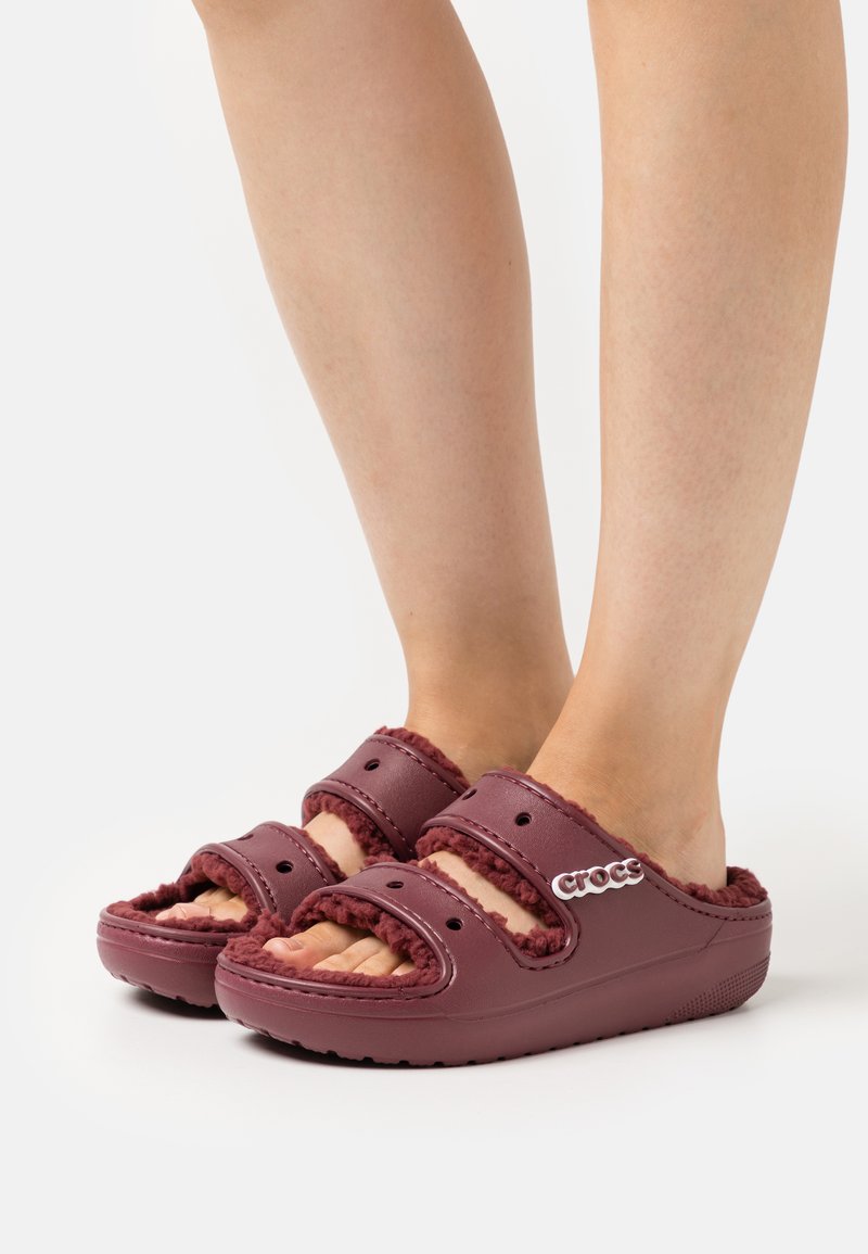 Crocs CLASSIC COZZZY - Papuče - garnet