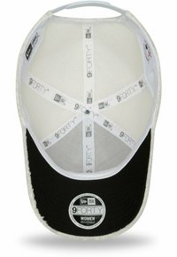 Verstellbare schwarze Mütze mit einem weichen weißen Innenfutter, versehen mit Mesh-Einsätzen, einem gebogenen Schirm und Innenetiketten, die "9FORTY" anzeigen.