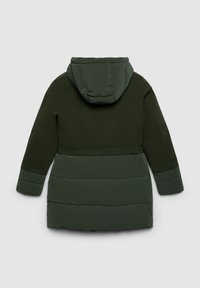 Giacca a vento verde scuro con cappuccio, caratterizzata da una sezione superiore liscia e una inferiore a coste. Maniche lunghe e lunghezza media con un design pulito.