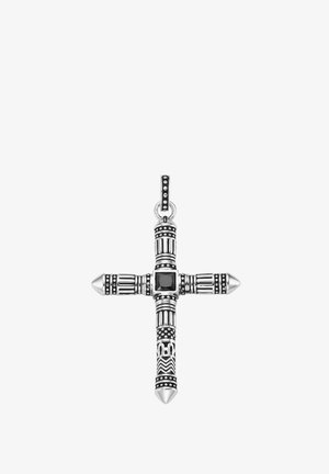 Silberner Kreuzanhänger mit filigranen Mustern, abgerundeten Enden und einem mittig platzierten quadratischen schwarzen Edelstein, vor weißem Hintergrund.