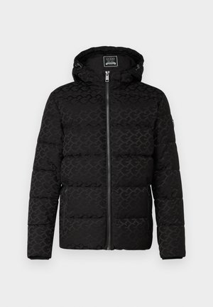 Zwarte pufferjack met een glanzend oppervlak, capuchon, ritssluiting en herhalend logo patroon. Gestructureerde stof met gewatteerde details.