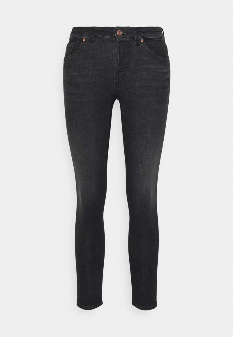 Jean skinny noir en denim avec une texture lisse, comportant une fermeture à bouton à l'avant et cinq poches. Les jambes se rétrécissent jusqu'aux chevilles.