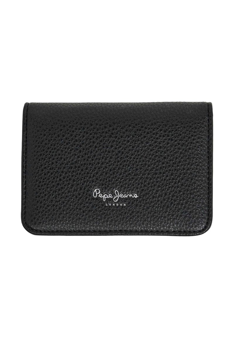 Cartera de piel negra con superficie texturizada, que cuenta con un logo plateado "Pepe Jeans London" en la parte inferior central. Forma rectangular, diseño compacto.