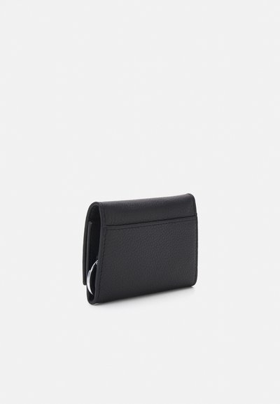 Portefeuille en cuir noir avec une surface texturée, de forme rectangulaire, une fente pour carte à l'avant et un compartiment ouvert pour les pièces à l'intérieur.