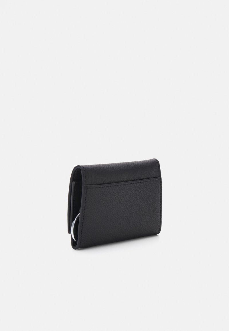 Portefeuille en cuir noir avec une surface texturée, de forme rectangulaire, une fente pour carte à l'avant et un compartiment ouvert pour les pièces à l'intérieur.